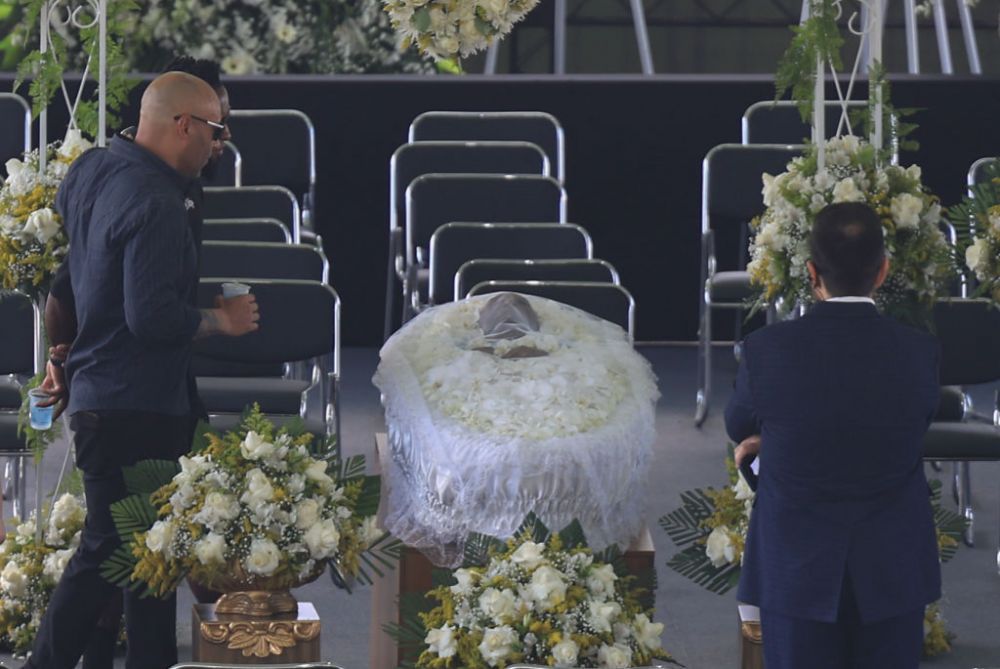 „Trăiască regele!” Imagini impresionante de la priveghiul lui Pele! Sicriul legendei braziliene a fost depus pe stadionul lui Santos_4
