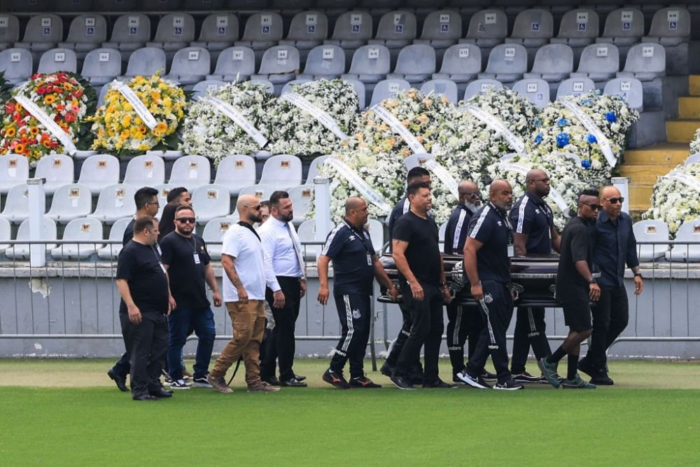 „Trăiască regele!” Imagini impresionante de la priveghiul lui Pele! Sicriul legendei braziliene a fost depus pe stadionul lui Santos_5
