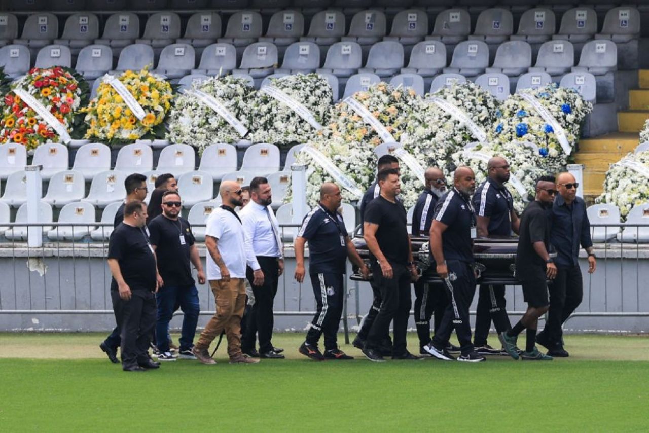 „Trăiască regele!” Imagini impresionante de la priveghiul lui Pele! Sicriul legendei braziliene a fost depus pe stadionul lui Santos_5