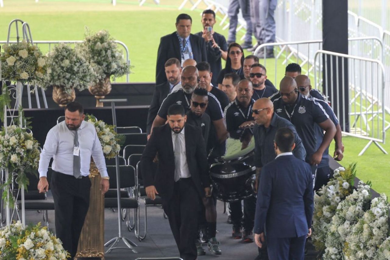 „Trăiască regele!” Imagini impresionante de la priveghiul lui Pele! Sicriul legendei braziliene a fost depus pe stadionul lui Santos_7