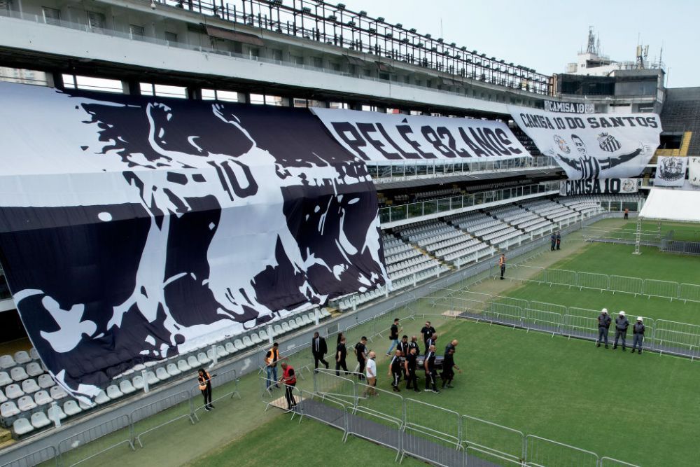 „Trăiască regele!” Imagini impresionante de la priveghiul lui Pele! Sicriul legendei braziliene a fost depus pe stadionul lui Santos_11