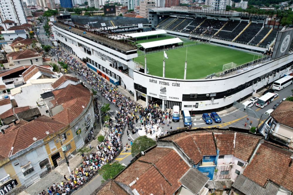 „Trăiască regele!” Imagini impresionante de la priveghiul lui Pele! Sicriul legendei braziliene a fost depus pe stadionul lui Santos_16