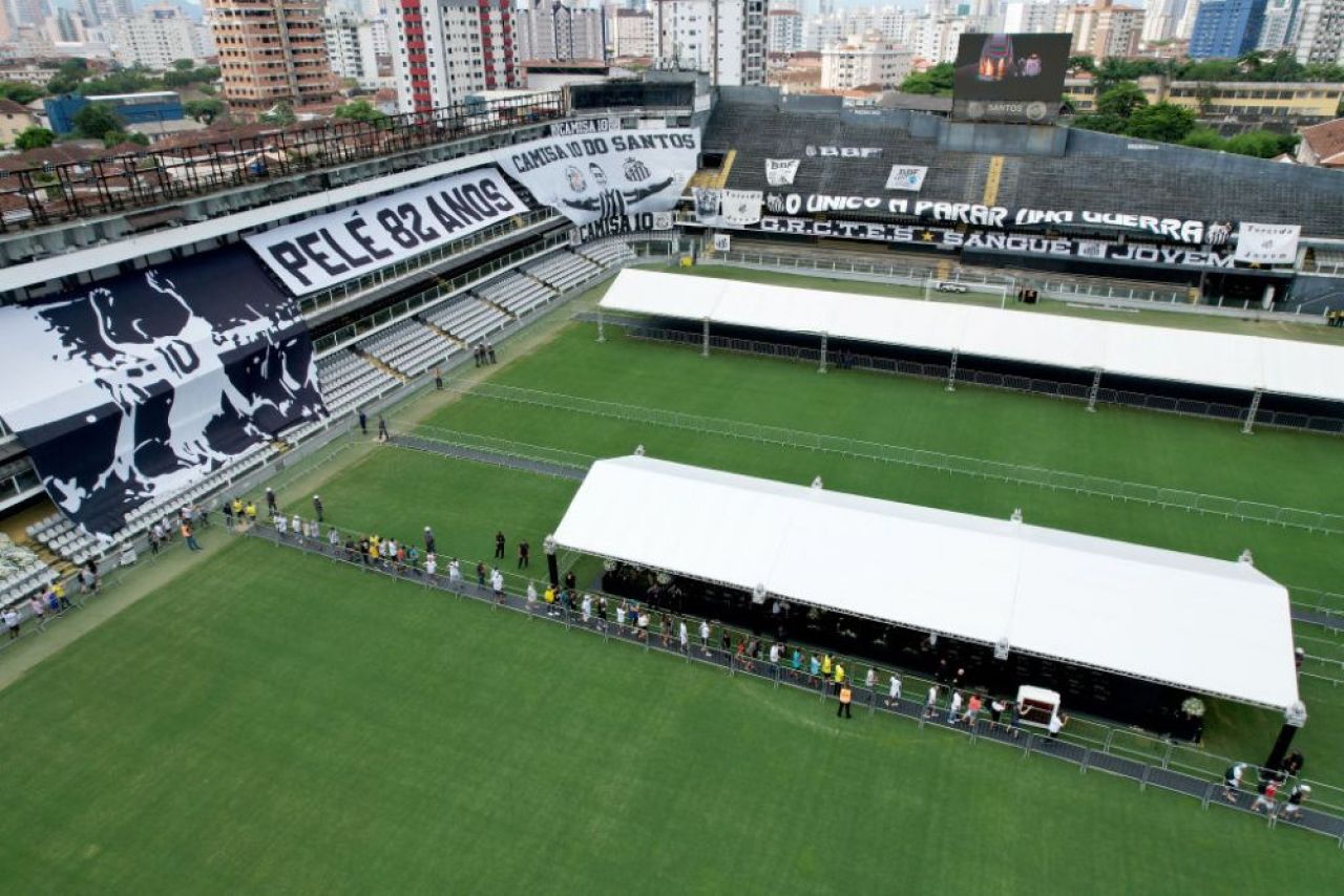 „Trăiască regele!” Imagini impresionante de la priveghiul lui Pele! Sicriul legendei braziliene a fost depus pe stadionul lui Santos_17
