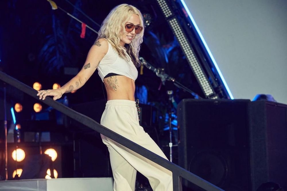 Miley Cyrus l-a imitat pe Emiliano Martinez! Cum a putut să se fotografieze fosta artistă Disney de Revelion _2