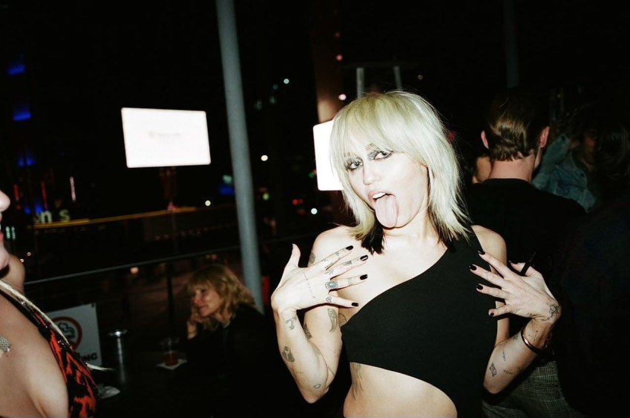 Miley Cyrus l-a imitat pe Emiliano Martinez! Cum a putut să se fotografieze fosta artistă Disney de Revelion _19