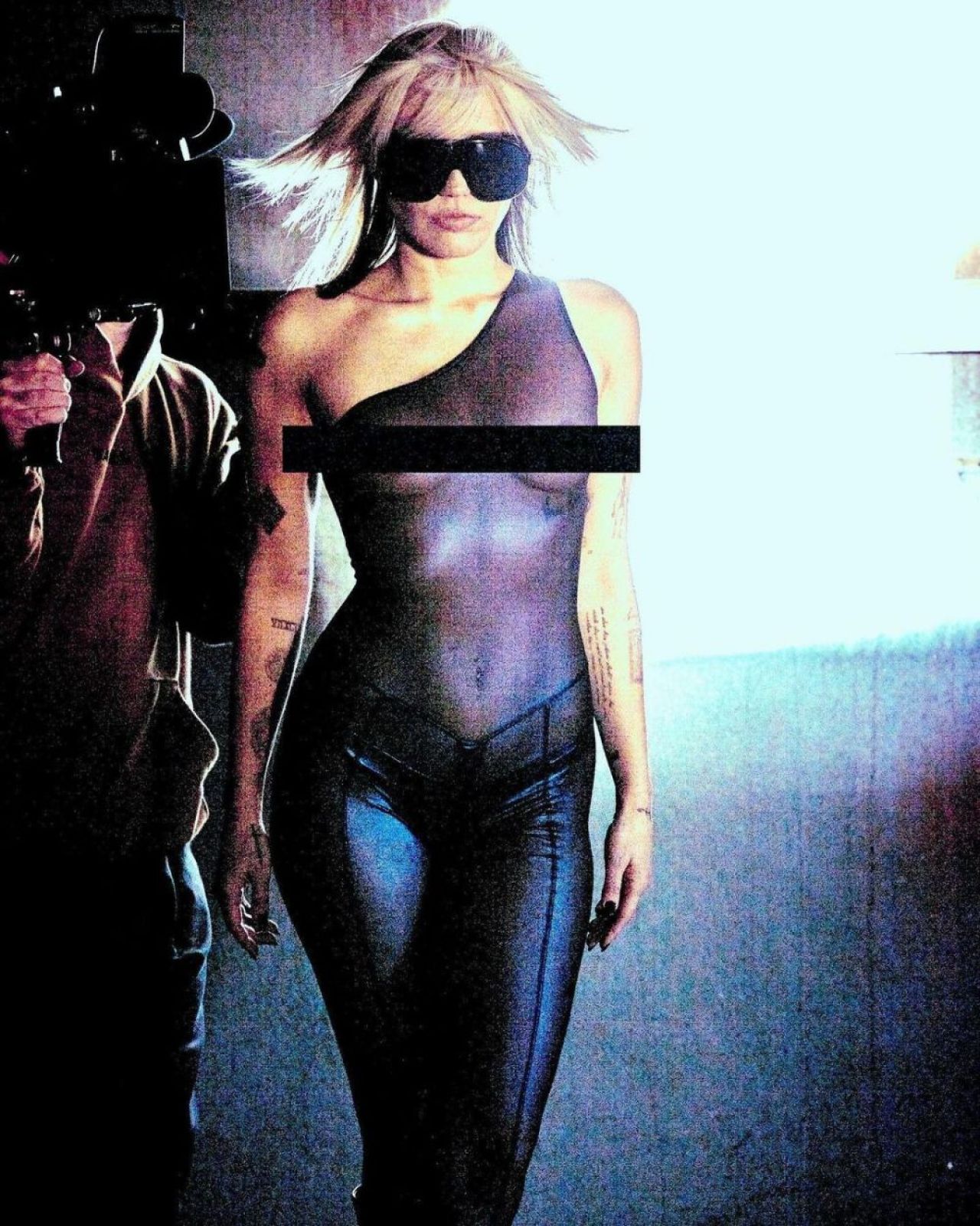 Miley Cyrus l-a imitat pe Emiliano Martinez! Cum a putut să se fotografieze fosta artistă Disney de Revelion _20