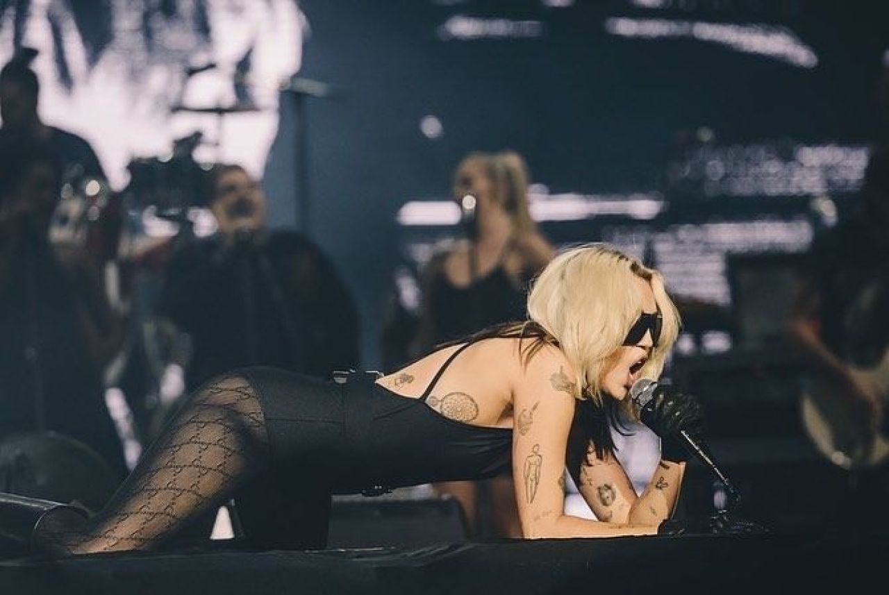Miley Cyrus l-a imitat pe Emiliano Martinez! Cum a putut să se fotografieze fosta artistă Disney de Revelion _21