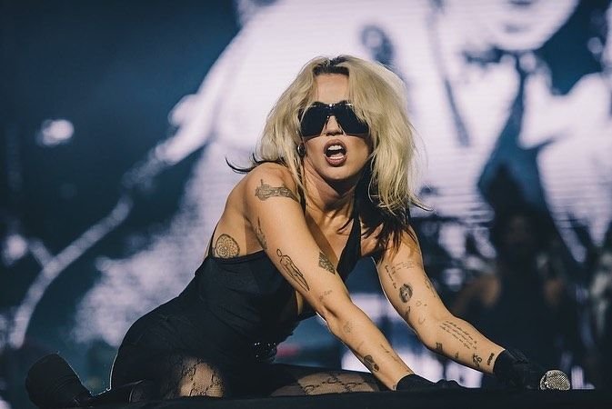 Miley Cyrus l-a imitat pe Emiliano Martinez! Cum a putut să se fotografieze fosta artistă Disney de Revelion _22