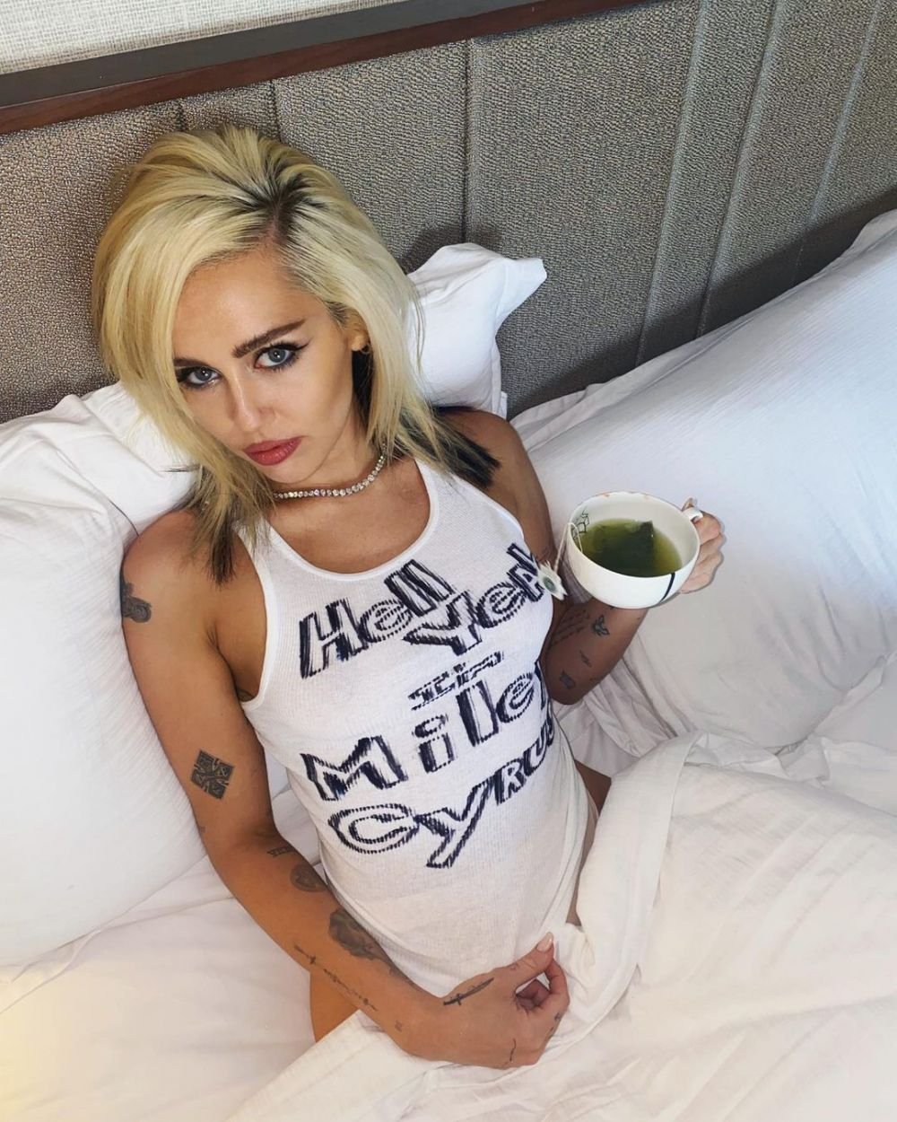Miley Cyrus l-a imitat pe Emiliano Martinez! Cum a putut să se fotografieze fosta artistă Disney de Revelion _24
