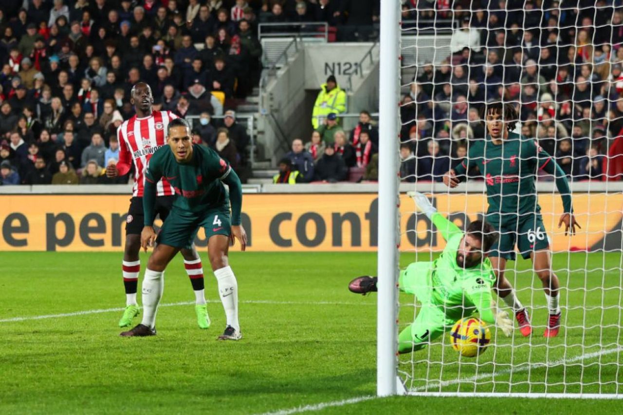 Virgil van Dijk, schimbat la pauză în Brentford - Liverpool 3-1. Reacții directe din fața fanilor: