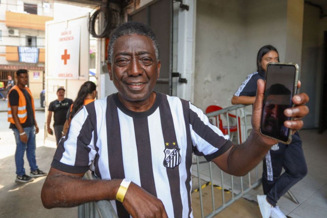 Imagini incredibile! Sosia lui Pele i-a adus un ultim omagiu lengendei fotbalului mondial_2