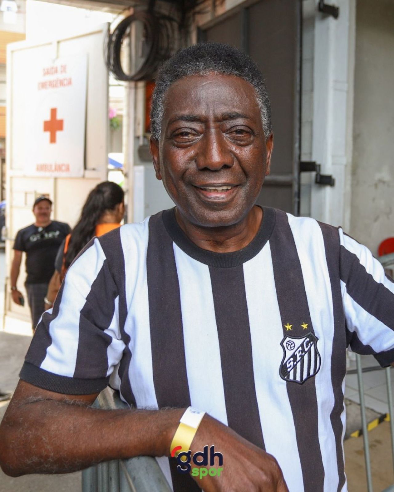 Imagini incredibile! Sosia lui Pele i-a adus un ultim omagiu lengendei fotbalului mondial_4