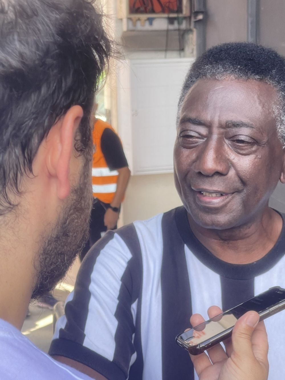 Imagini incredibile! Sosia lui Pele i-a adus un ultim omagiu lengendei fotbalului mondial_6