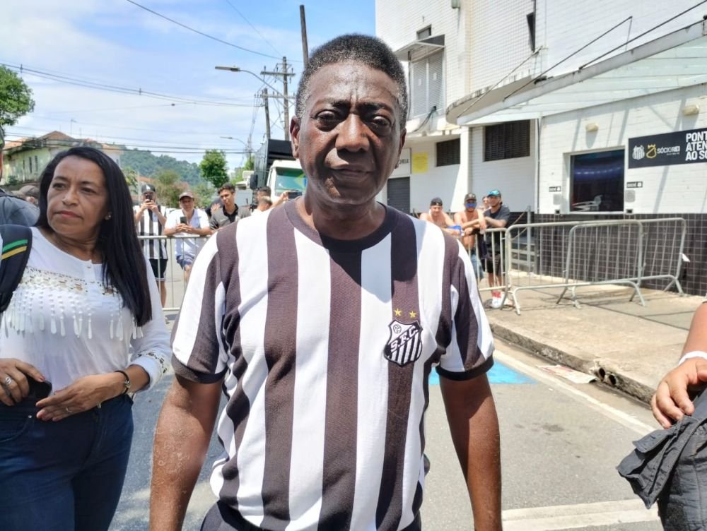 Imagini incredibile! Sosia lui Pele i-a adus un ultim omagiu lengendei fotbalului mondial_7