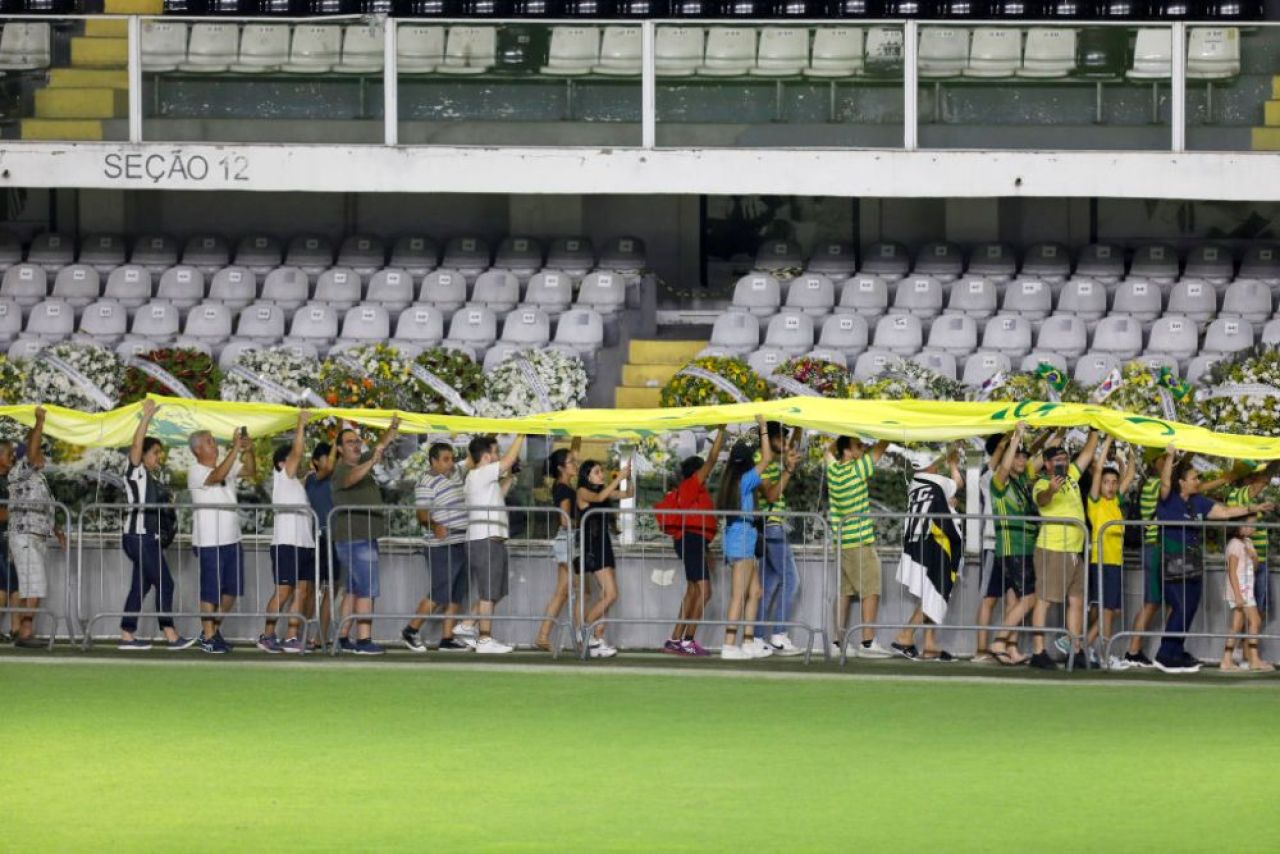 Imagini incredibile! Sosia lui Pele i-a adus un ultim omagiu lengendei fotbalului mondial_18