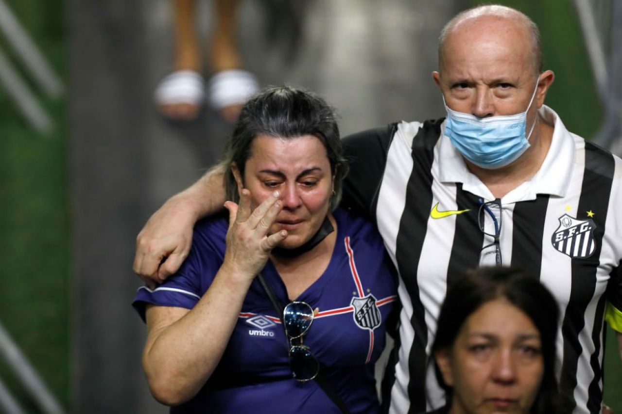 Imagini incredibile! Sosia lui Pele i-a adus un ultim omagiu lengendei fotbalului mondial_20