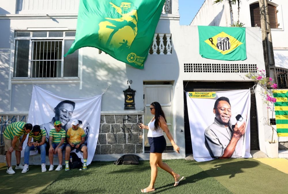 Imagini incredibile! Sosia lui Pele i-a adus un ultim omagiu lengendei fotbalului mondial_21