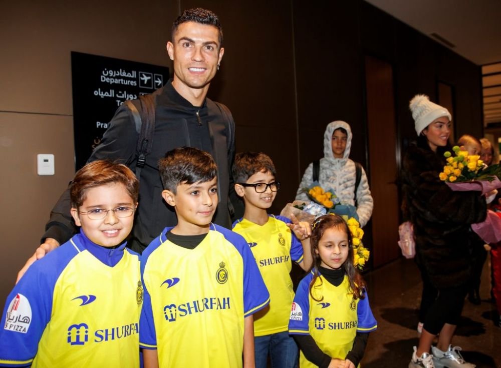 Cristiano Ronaldo, aclamat minute la rând de fanii arabi. Superstarul portughez, prezentat oficial la Al Nassr_4