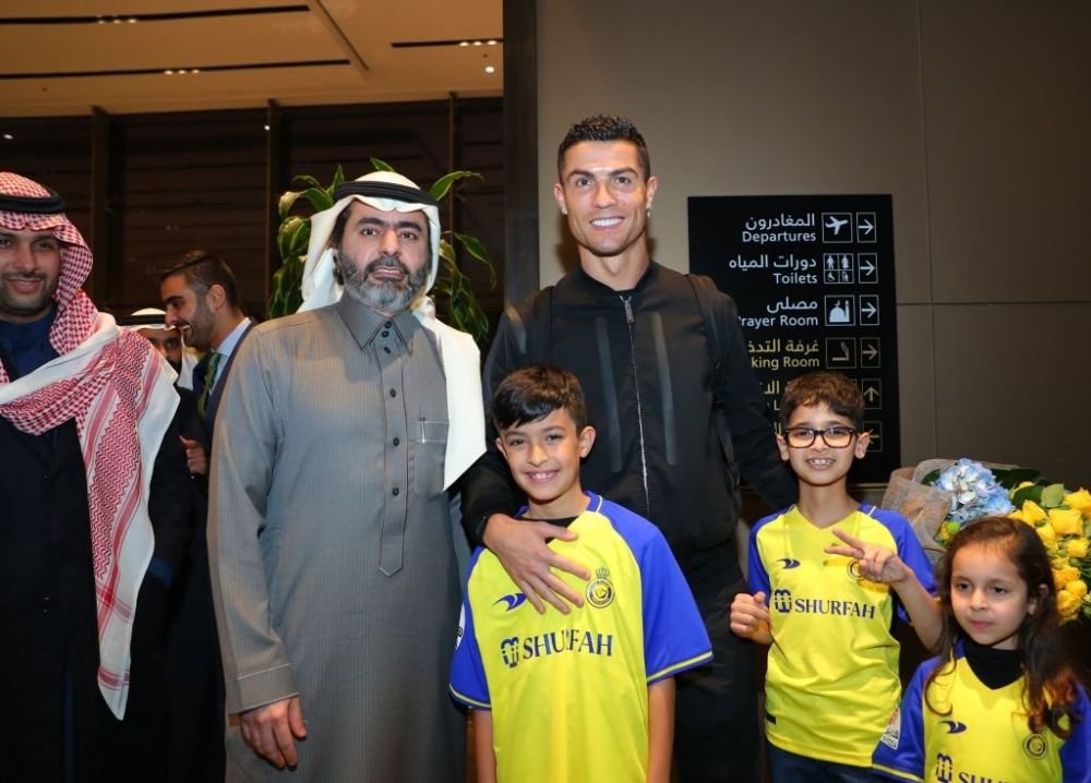 Cristiano Ronaldo, aclamat minute la rând de fanii arabi. Superstarul portughez, prezentat oficial la Al Nassr_6