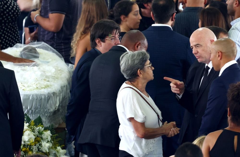 Brazilienii plângeau lângă sicriul lui Pele, Gianni Infantino zâmbea și făcea selfie-uri! Momentul care a scandalizat planeta + explicația președintelui FIFA: „Am fost onorat!” _2