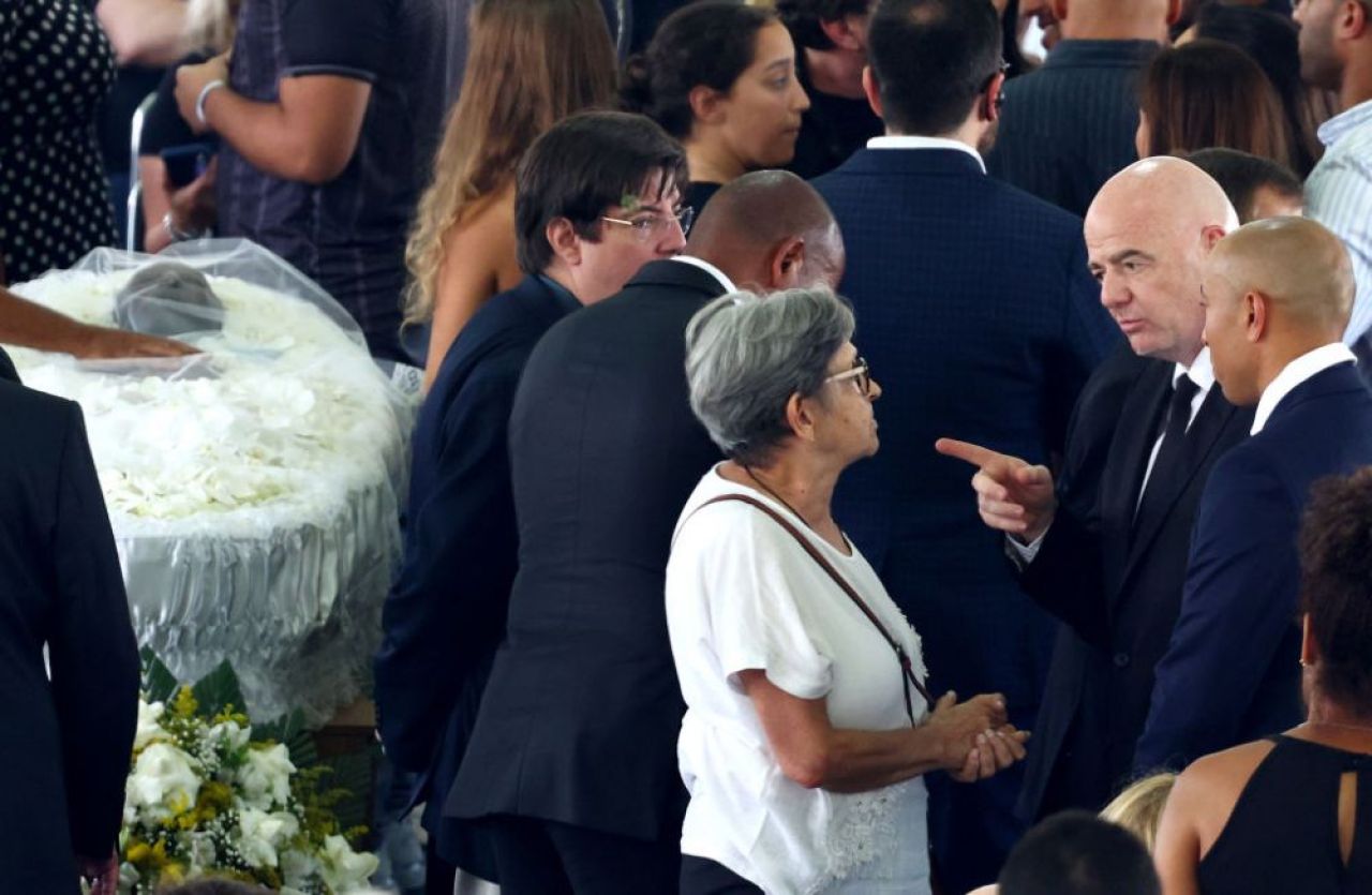 Brazilienii plângeau lângă sicriul lui Pele, Gianni Infantino zâmbea și făcea selfie-uri! Momentul care a scandalizat planeta + explicația președintelui FIFA: „Am fost onorat!” _2