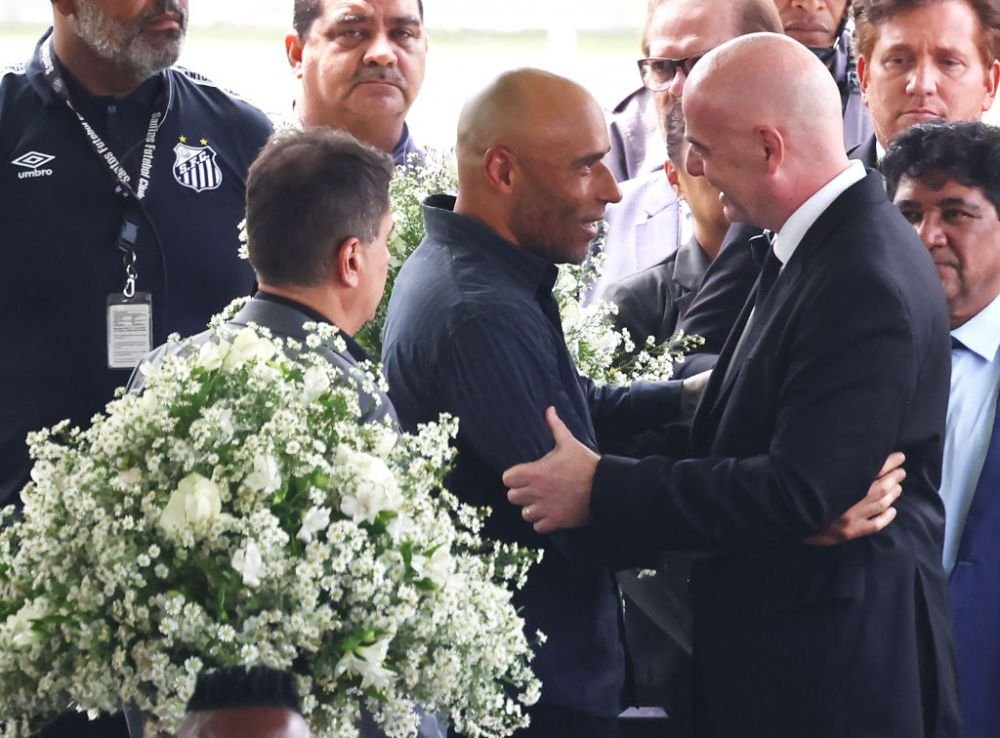Brazilienii plângeau lângă sicriul lui Pele, Gianni Infantino zâmbea și făcea selfie-uri! Momentul care a scandalizat planeta + explicația președintelui FIFA: „Am fost onorat!” _3