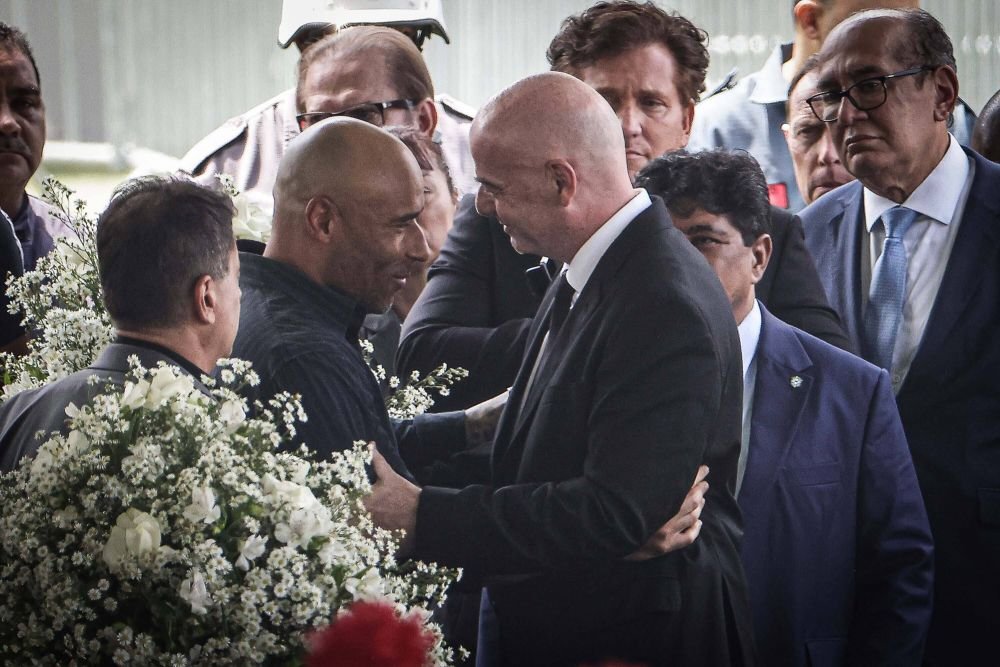 Brazilienii plângeau lângă sicriul lui Pele, Gianni Infantino zâmbea și făcea selfie-uri! Momentul care a scandalizat planeta + explicația președintelui FIFA: „Am fost onorat!” _5