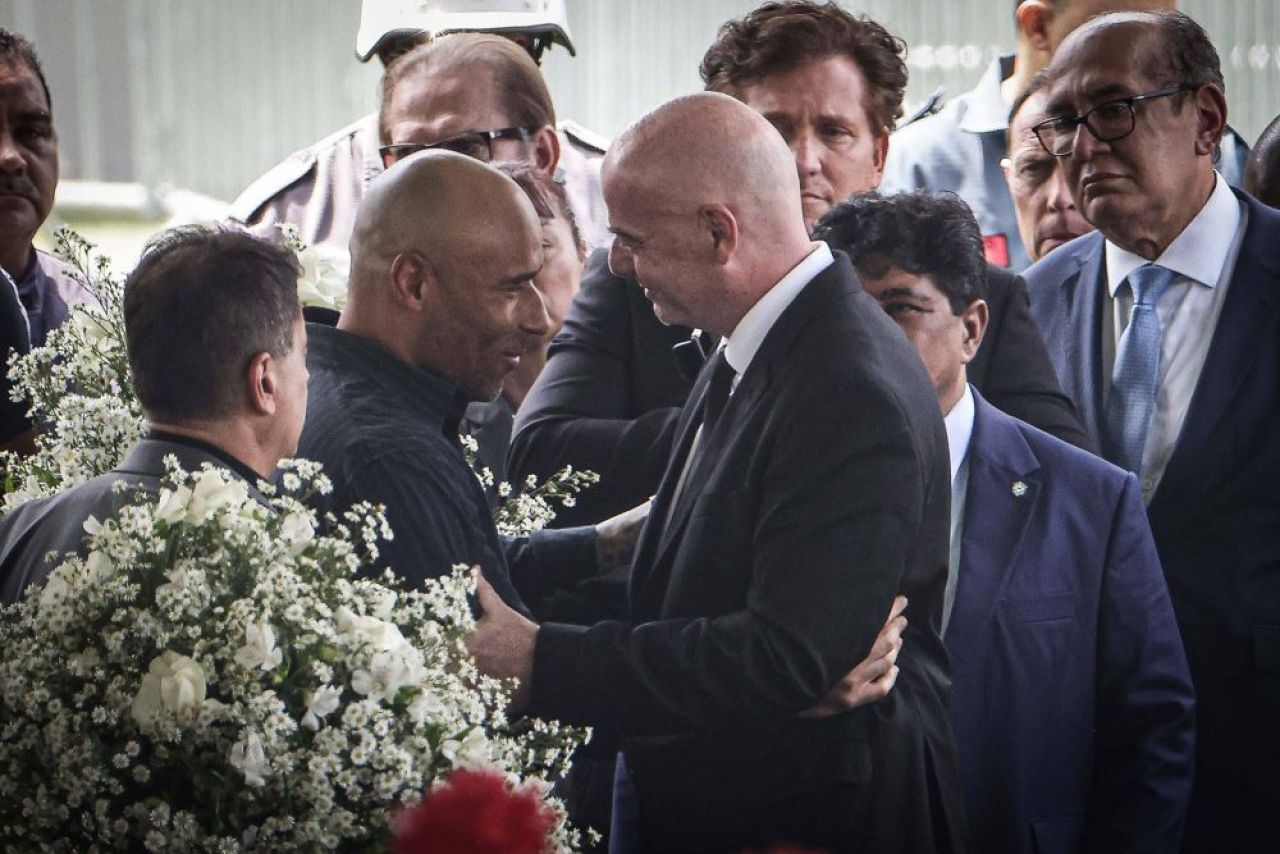 Brazilienii plângeau lângă sicriul lui Pele, Gianni Infantino zâmbea și făcea selfie-uri! Momentul care a scandalizat planeta + explicația președintelui FIFA: „Am fost onorat!” _5