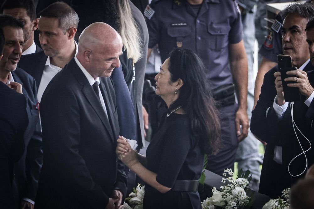 Brazilienii plângeau lângă sicriul lui Pele, Gianni Infantino zâmbea și făcea selfie-uri! Momentul care a scandalizat planeta + explicația președintelui FIFA: „Am fost onorat!” _6