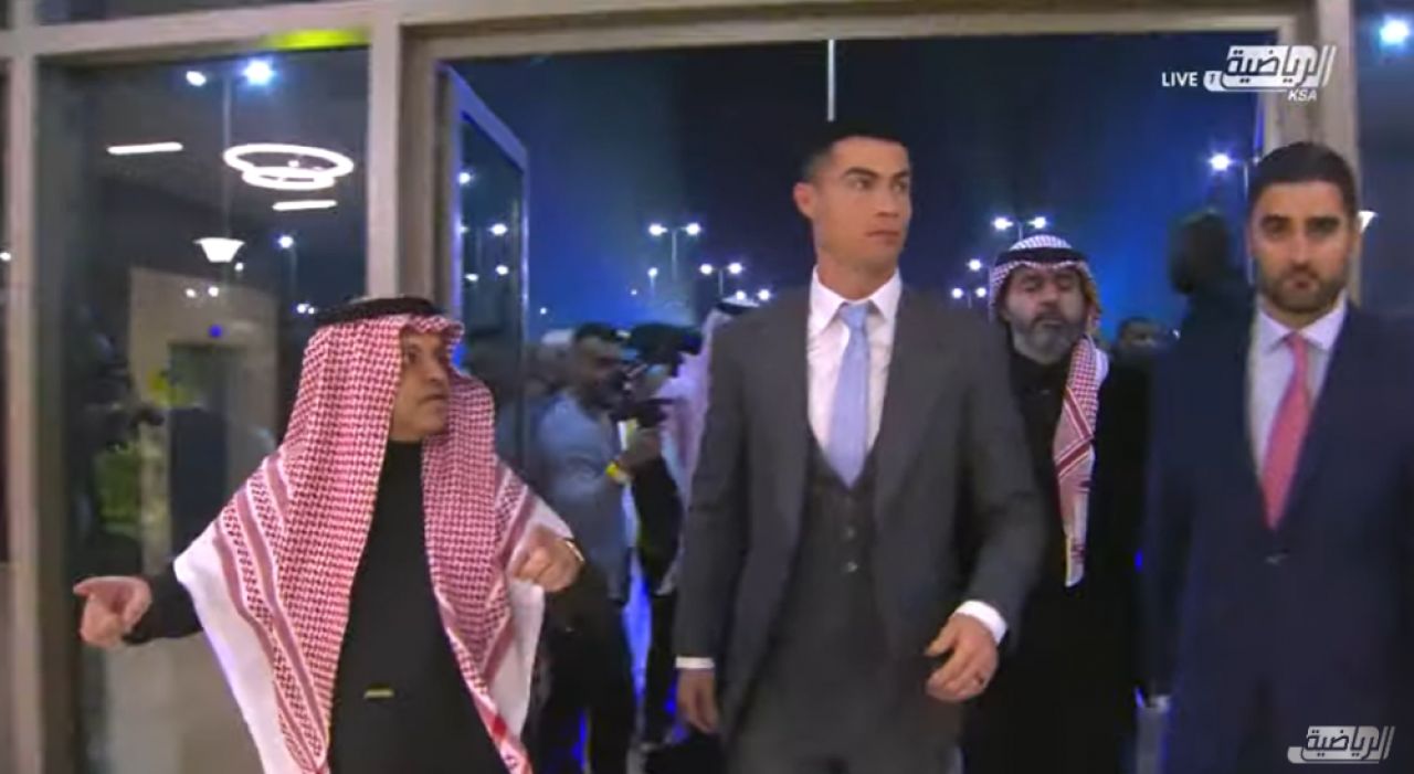 Cristiano Ronaldo, aclamat minute la rând de fanii arabi. Superstarul portughez, prezentat oficial la Al Nassr_10