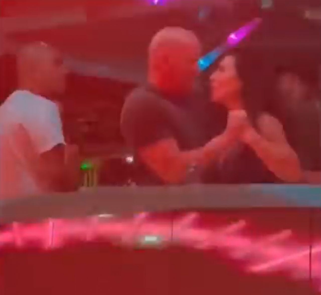 Imagini șocante! Și-au împărțit pumni în club în noaptea de Revelion! Cum au fost filmați președintele UFC și soția sa _3