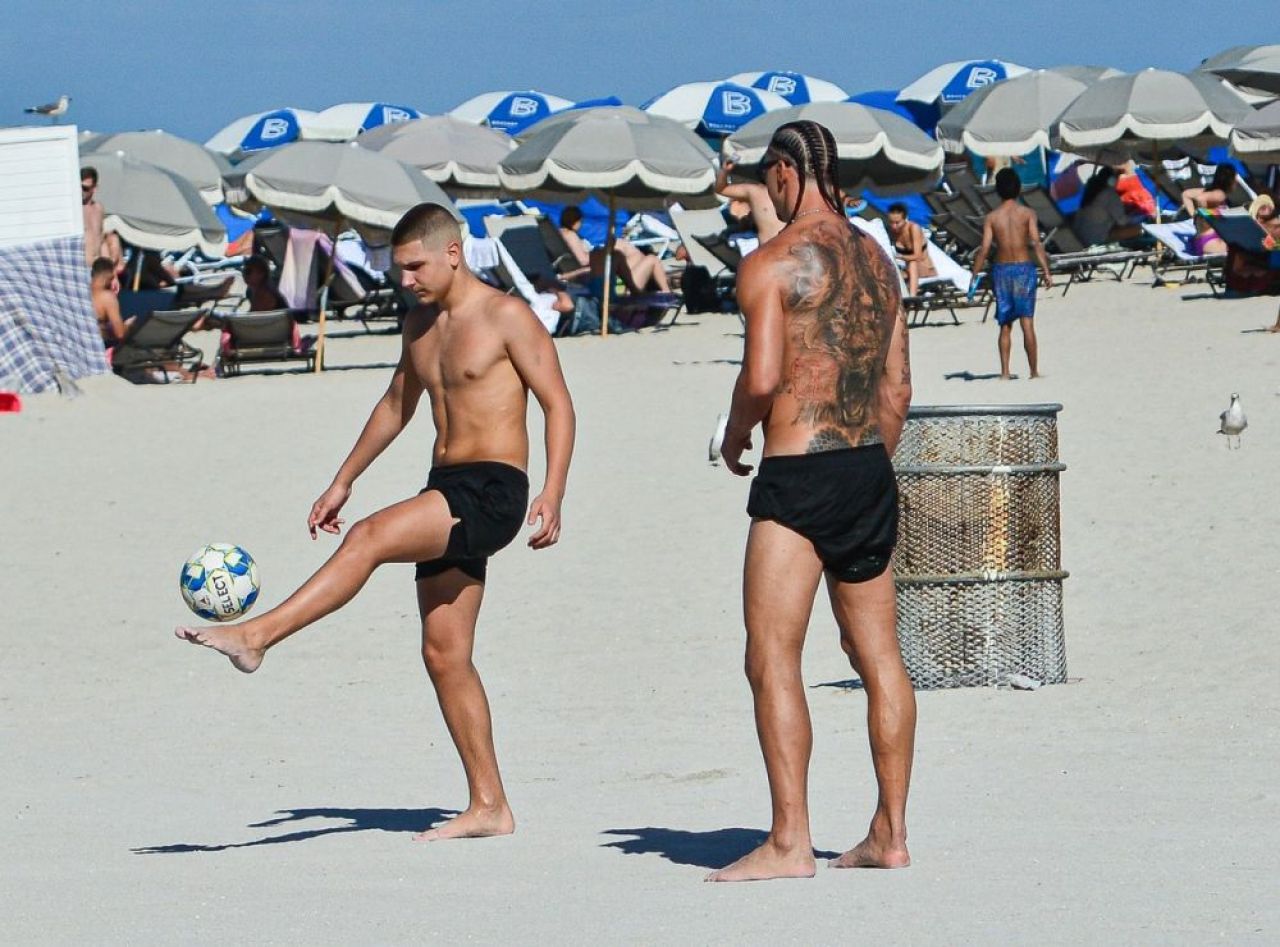 Sigur are 41 de ani?! Zlatan și-a etalat fizicul perfect la plajă, dar și un nou look _6