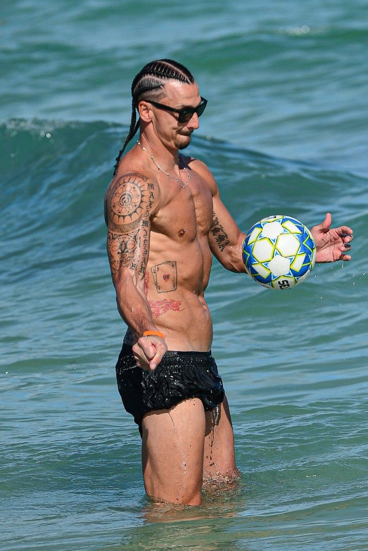Sigur are 41 de ani?! Zlatan și-a etalat fizicul perfect la plajă, dar și un nou look _8