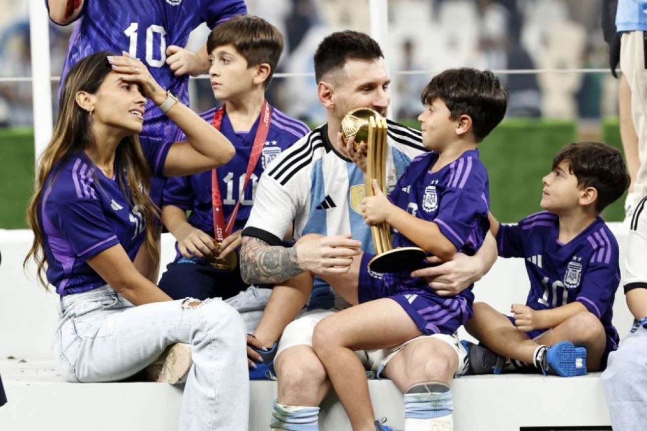 S-a pozat cu trofeul fals fără să știe. Detaliul din spatele fotografiei cu care Lionel Messi a doborât recordul pe Instagram _1