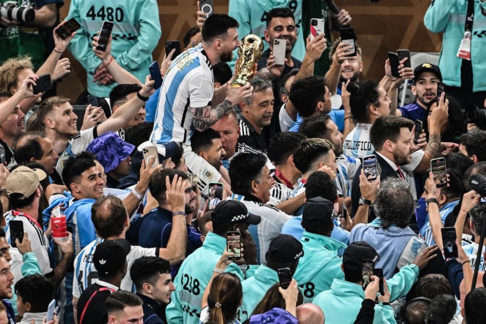 S-a pozat cu trofeul fals fără să știe. Detaliul din spatele fotografiei cu care Lionel Messi a doborât recordul pe Instagram _3