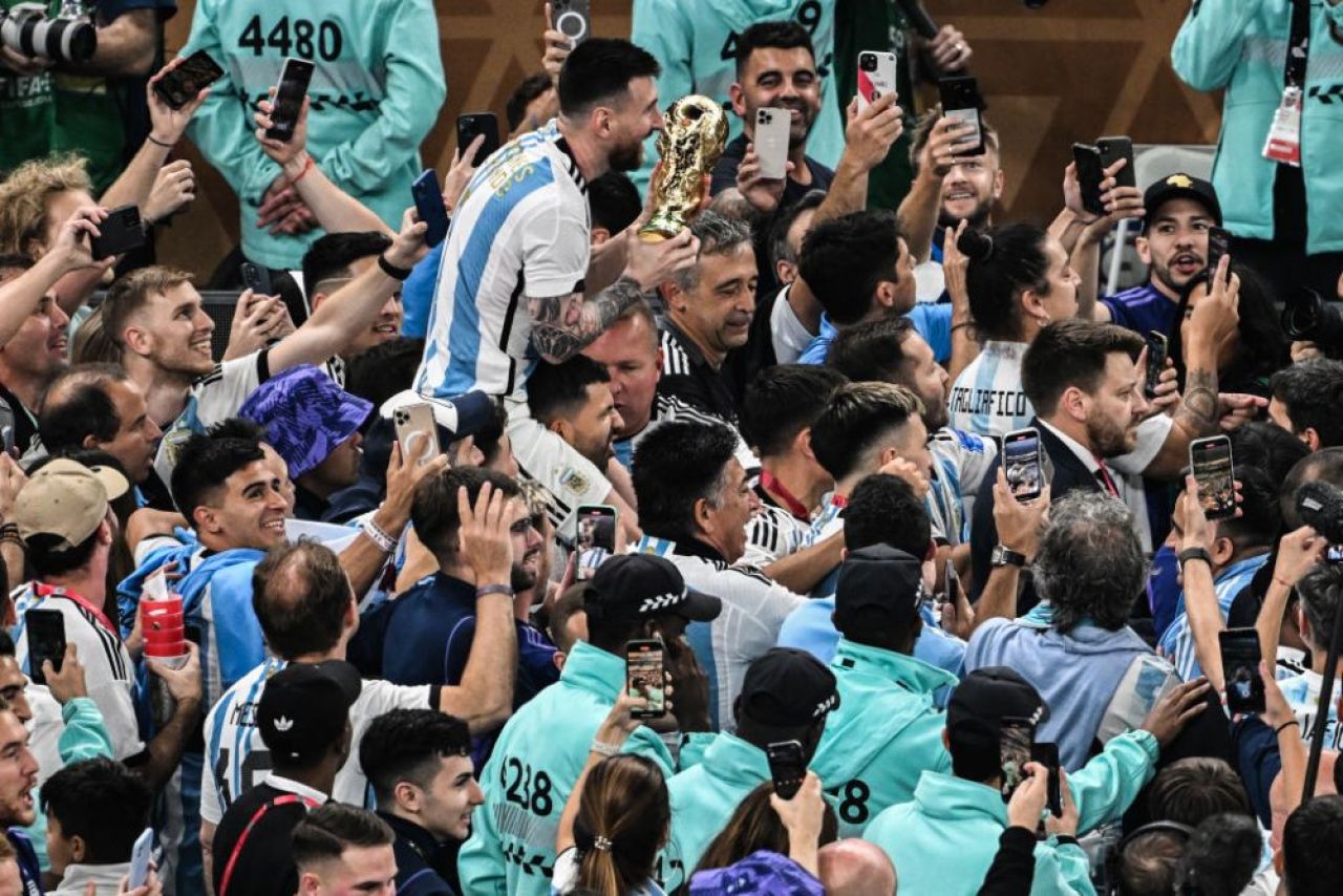 S-a pozat cu trofeul fals fără să știe. Detaliul din spatele fotografiei cu care Lionel Messi a doborât recordul pe Instagram _3