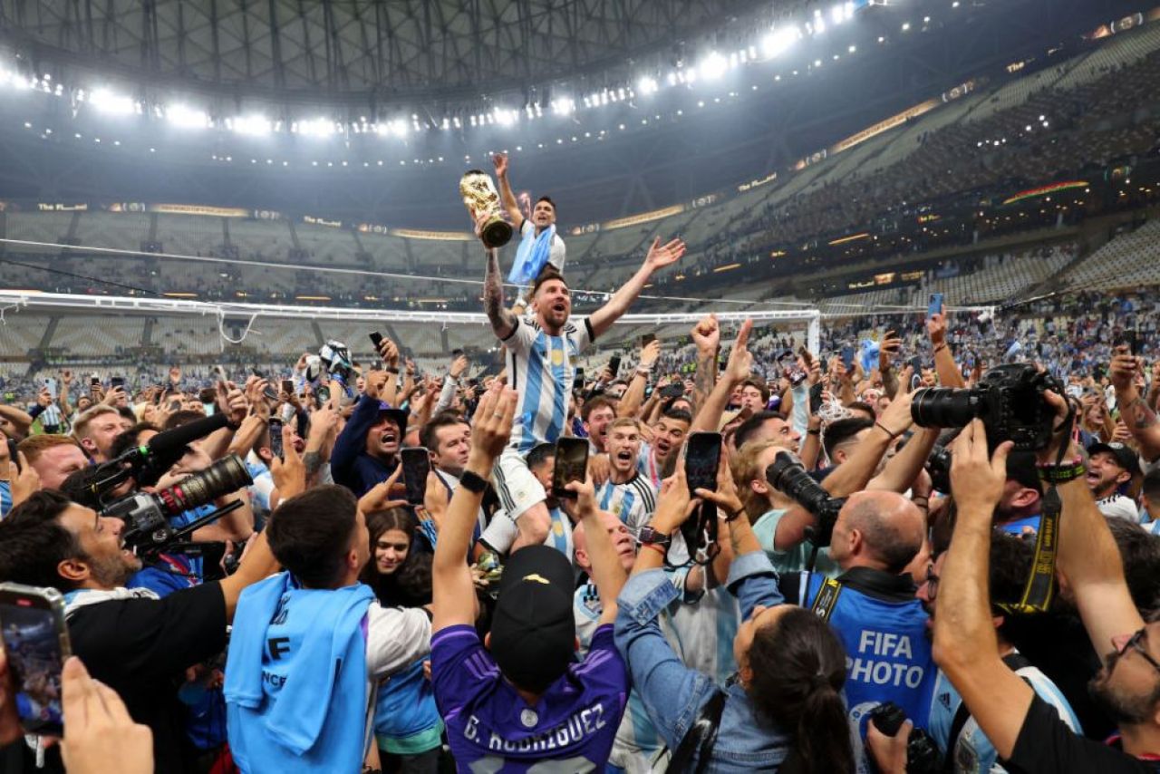 S-a pozat cu trofeul fals fără să știe. Detaliul din spatele fotografiei cu care Lionel Messi a doborât recordul pe Instagram _6