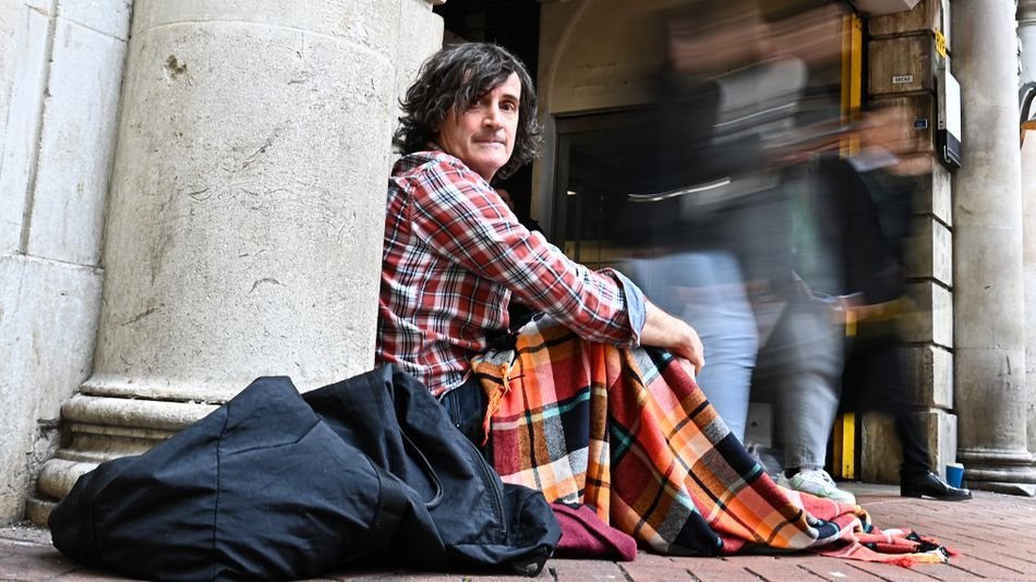 A evoluat la Cupa Mondială, iar acum a ajuns să doarmă pe străzi și să cerșească pentru hrană_3