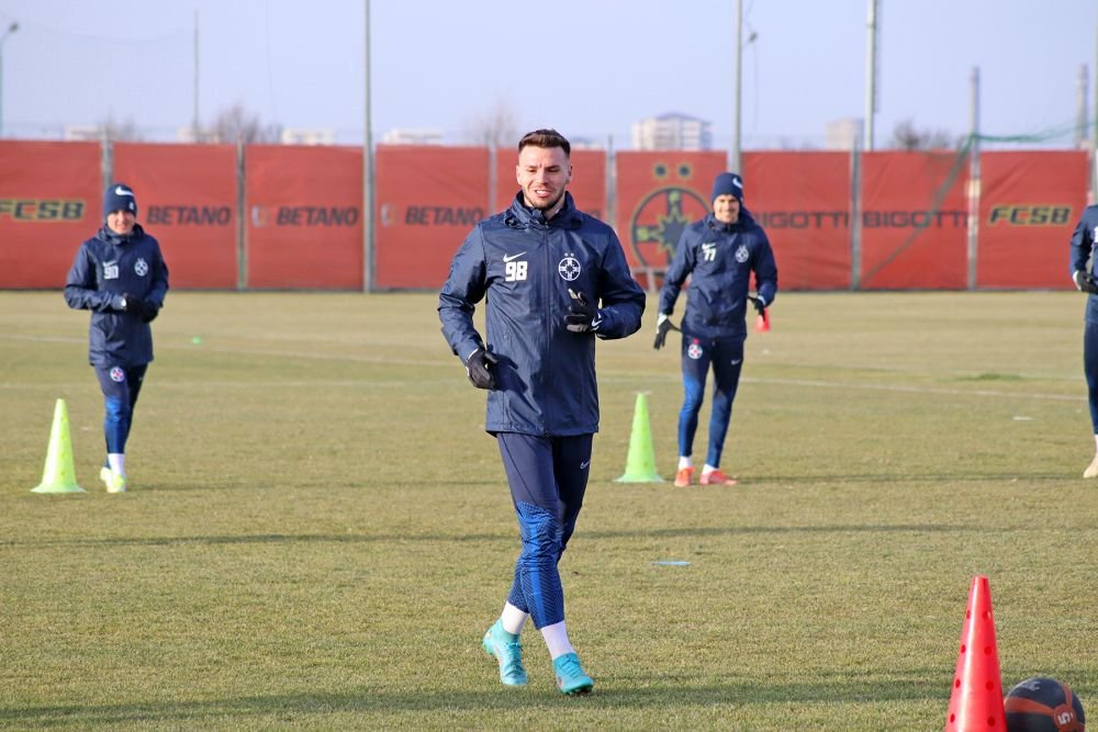 Fotografii de la primul antrenament al FCSB din 2023. Jucătorii, chinuiți de Thomas Neubert cu mingi medicinale_4