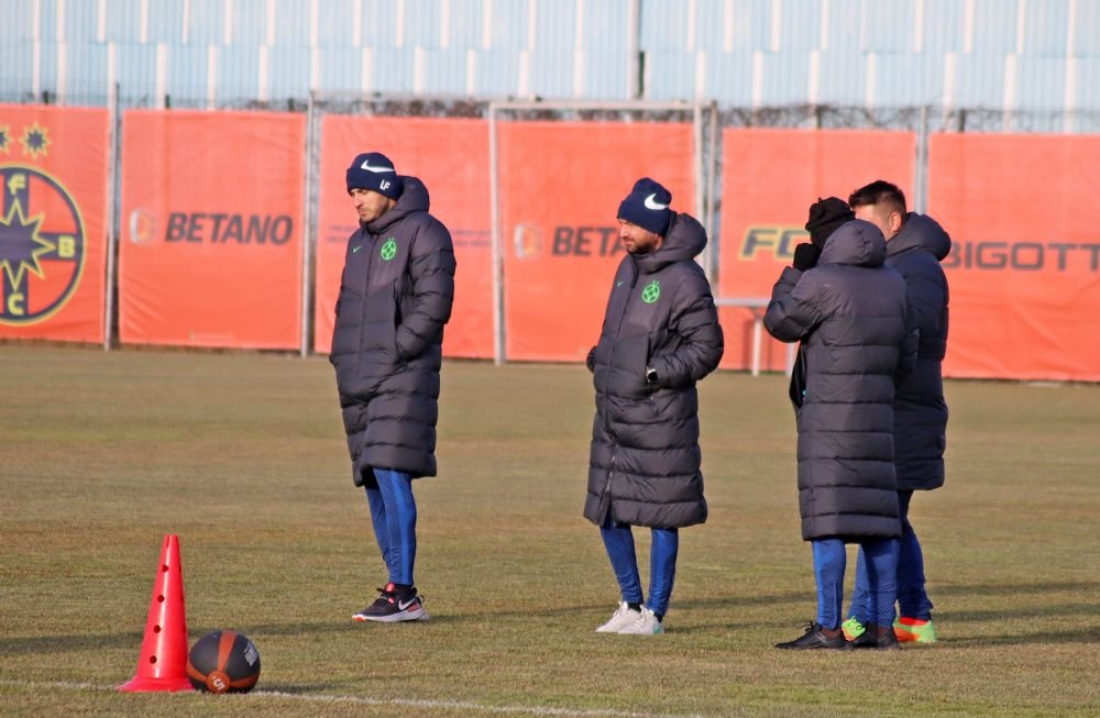 Fotografii de la primul antrenament al FCSB din 2023. Jucătorii, chinuiți de Thomas Neubert cu mingi medicinale_14