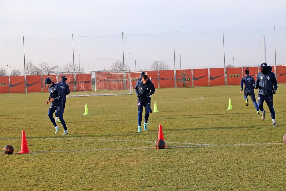 Fotografii de la primul antrenament al FCSB din 2023. Jucătorii, chinuiți de Thomas Neubert cu mingi medicinale_20
