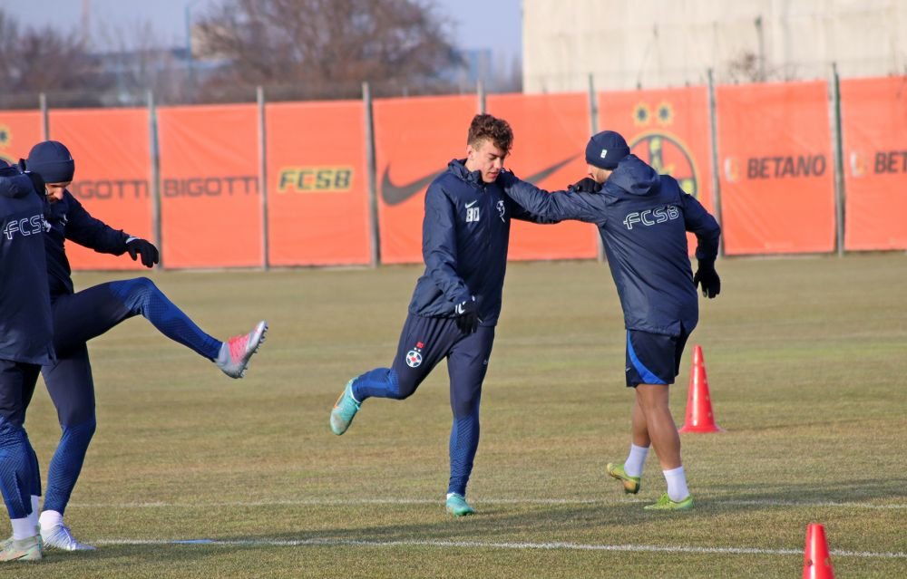 Fotografii de la primul antrenament al FCSB din 2023. Jucătorii, chinuiți de Thomas Neubert cu mingi medicinale_26