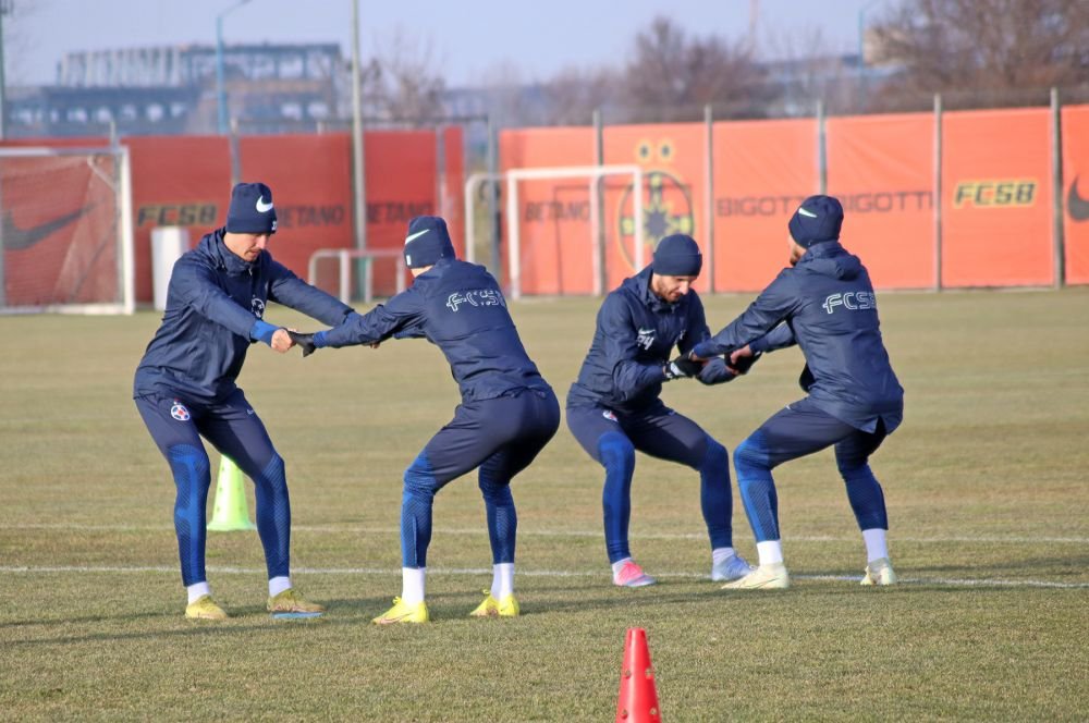 Fotografii de la primul antrenament al FCSB din 2023. Jucătorii, chinuiți de Thomas Neubert cu mingi medicinale_29
