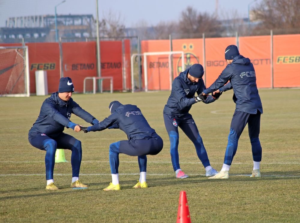 Fotografii de la primul antrenament al FCSB din 2023. Jucătorii, chinuiți de Thomas Neubert cu mingi medicinale_30