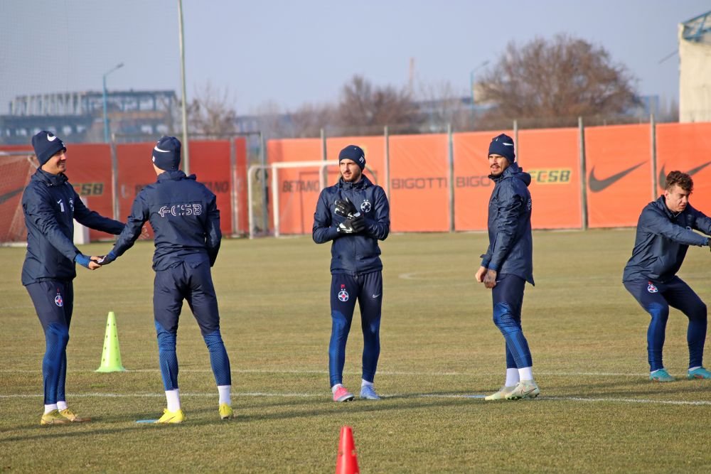Fotografii de la primul antrenament al FCSB din 2023. Jucătorii, chinuiți de Thomas Neubert cu mingi medicinale_31