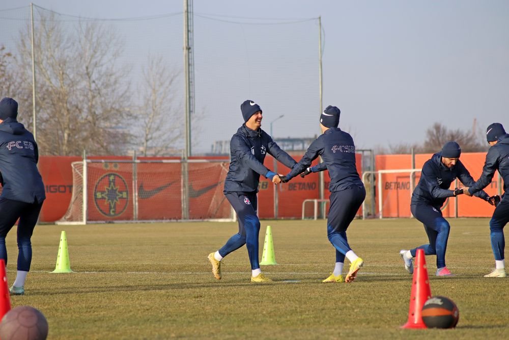 Fotografii de la primul antrenament al FCSB din 2023. Jucătorii, chinuiți de Thomas Neubert cu mingi medicinale_32