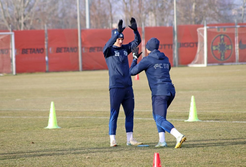 Fotografii de la primul antrenament al FCSB din 2023. Jucătorii, chinuiți de Thomas Neubert cu mingi medicinale_37