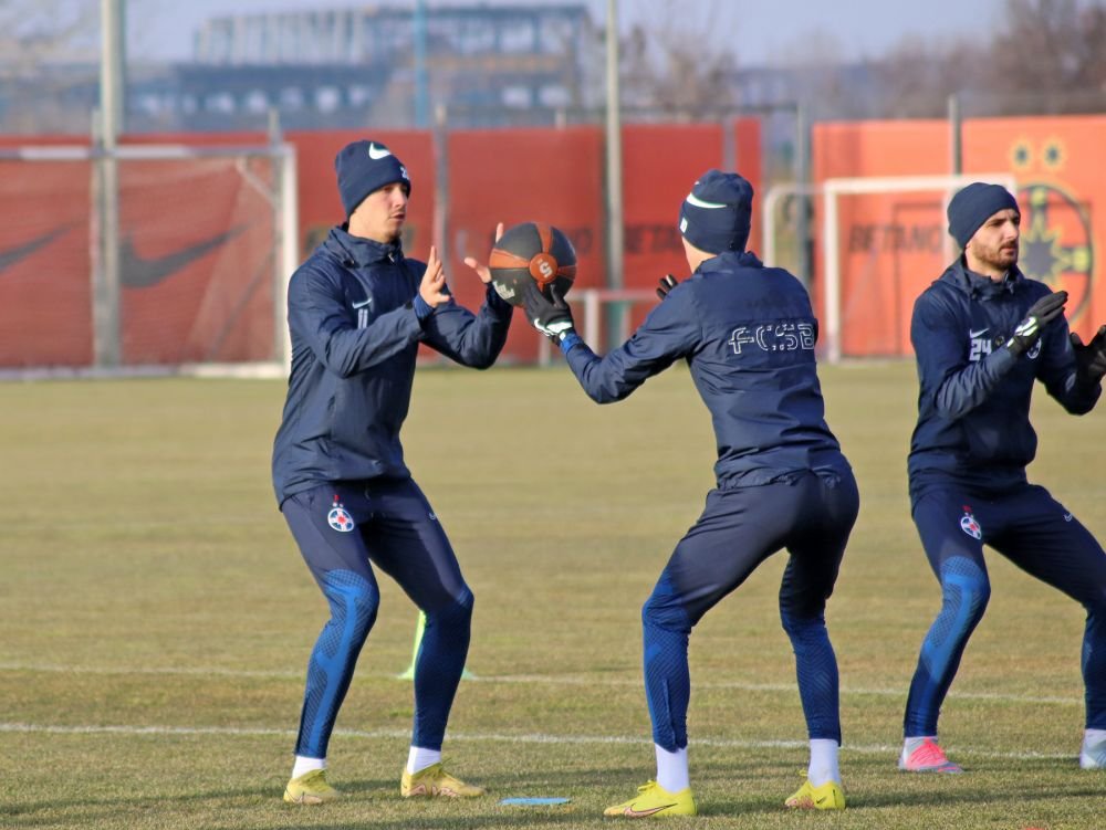 Fotografii de la primul antrenament al FCSB din 2023. Jucătorii, chinuiți de Thomas Neubert cu mingi medicinale_41