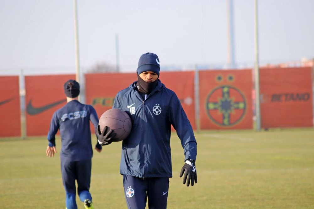 Fotografii de la primul antrenament al FCSB din 2023. Jucătorii, chinuiți de Thomas Neubert cu mingi medicinale_43