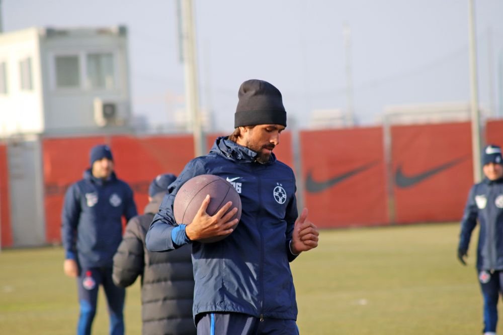 Fotografii de la primul antrenament al FCSB din 2023. Jucătorii, chinuiți de Thomas Neubert cu mingi medicinale_44